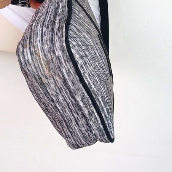 ♥️SOLD♥️PINK VICTORIA'S SECRET Gray & Black Cool Crossbody Utility Bag Like New! - Picture 7 of 12